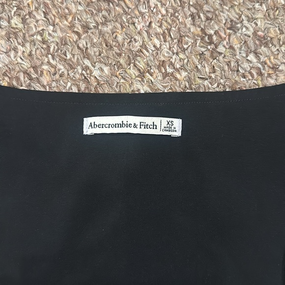 Abercrombie & Fitch Hook and Eye Short Sleeve Top - Picture 2 of 2